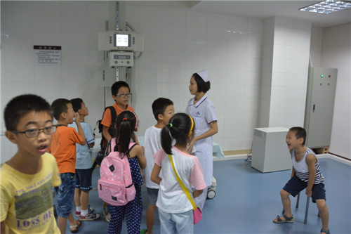 2.护士带领小朋友参观放射室.jpg