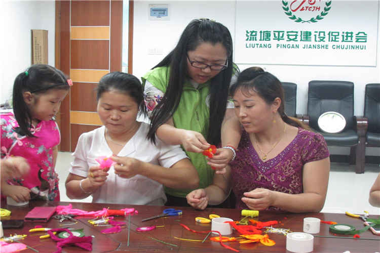 1.凤凰岗社工指导居民做花技巧.jpg