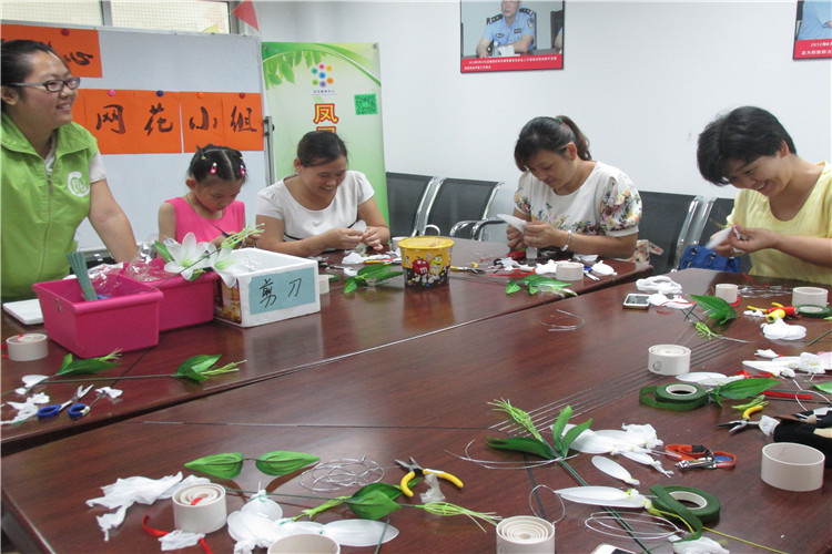 2.社区女性快乐制作花中.jpg