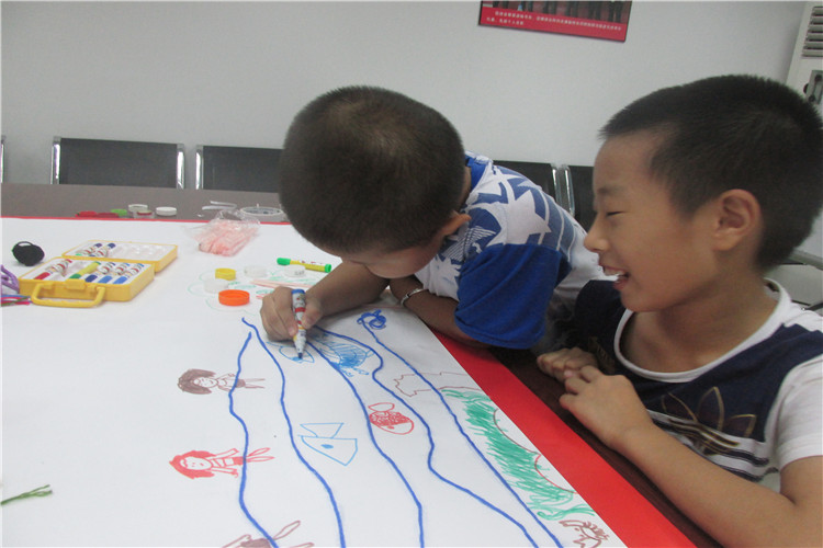 4.张承志和林锦涛小朋友合作画海洋.jpg