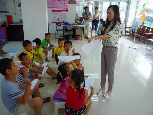3.于老师与小朋友互动.JPG