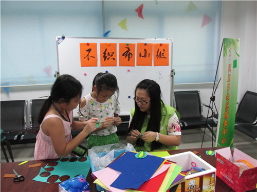 1.社工向小朋友演示缝不织布针法与技巧.jpg