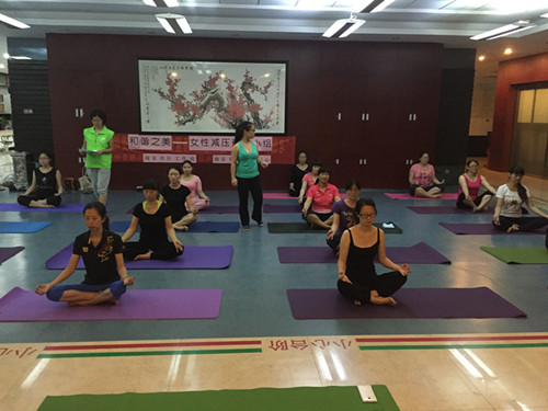 01.教练指导组员练习瑜伽呼吸法.jpg