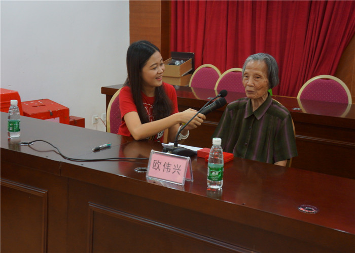 欧伟兴奶奶发言2.JPG