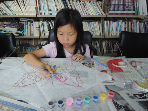 小孩子在为风筝上色.jpg