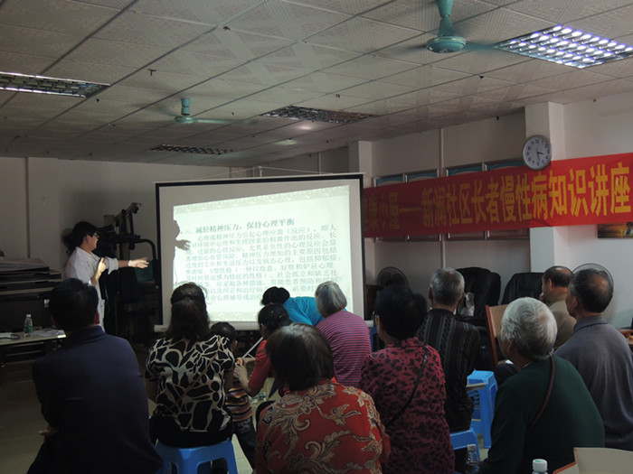 1.大布巷社康夏医生为大家讲解慢性病预防知识.JPG