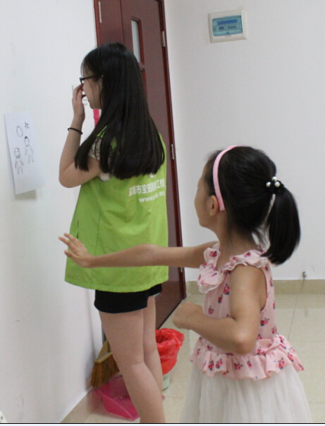 02.小朋友在社工的指令下参与“红绿灯”的游戏.jpg