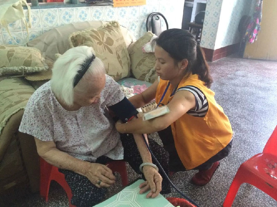 社工为老人测量血压.jpg