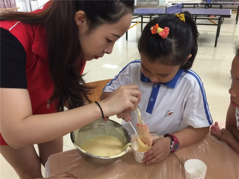 01.志愿者和小朋友一起拌蛋糊.jpg