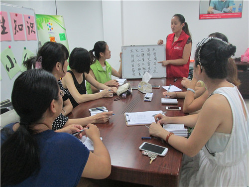 2、义工药师给女性分享食补食疗知识.jpg