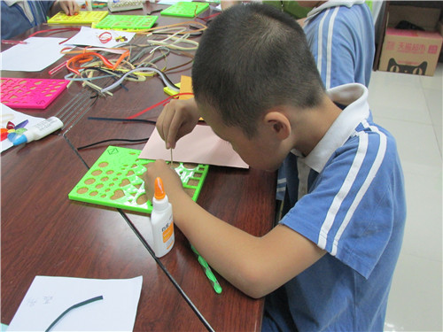 3.王永鸿小朋友在认真学习制作衍纸作品.jpg