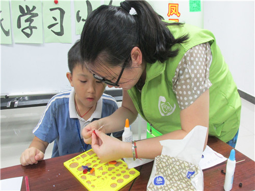 1.凤凰岗社工教授小朋友制作衍纸.jpg
