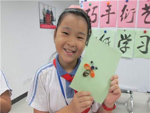 2.许静雯小朋友展示衍纸工艺作品.jpg