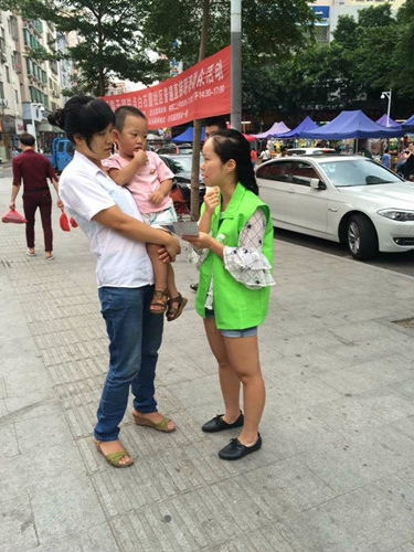 2.为居民讲解过期药品的危害 .jpg