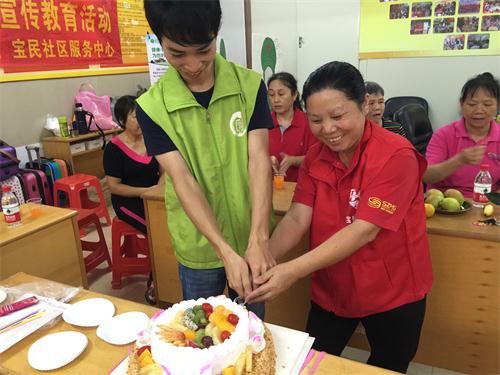 社工、义工为老人切蛋糕.JPG