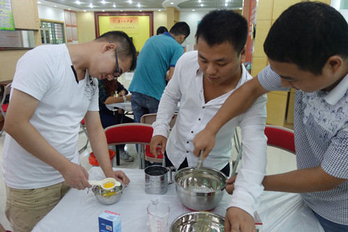 3.成员们在制作蛋挞.JPG