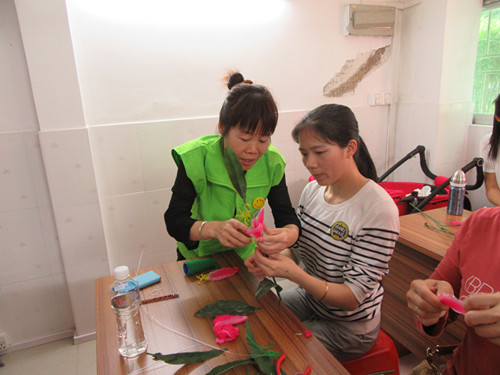 2、社工在教学员组合花朵.JPG