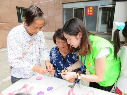 2、现场认真学习手工康乃馨的老人.JPG