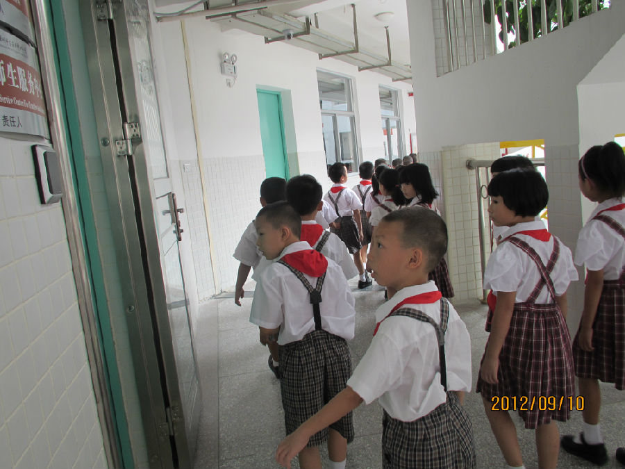 小朋友好奇的四处观看.JPG