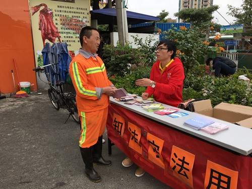 02.环卫工人向社工咨询法律问题.jpg