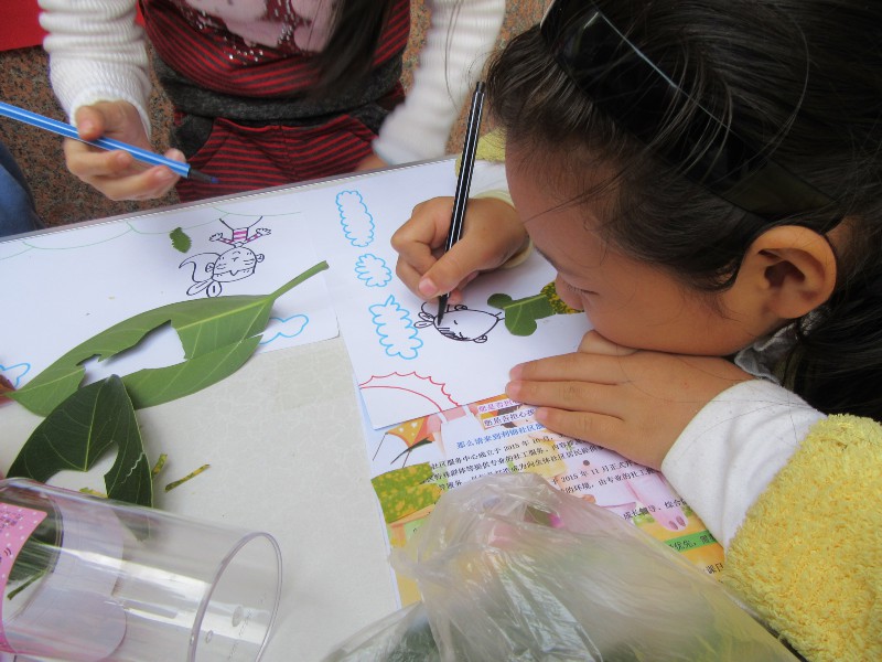 2.小朋友正制作树叶贴画.JPG
