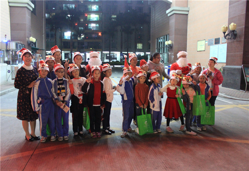 圣诞老人与圣诞精灵出发前合影.JPG