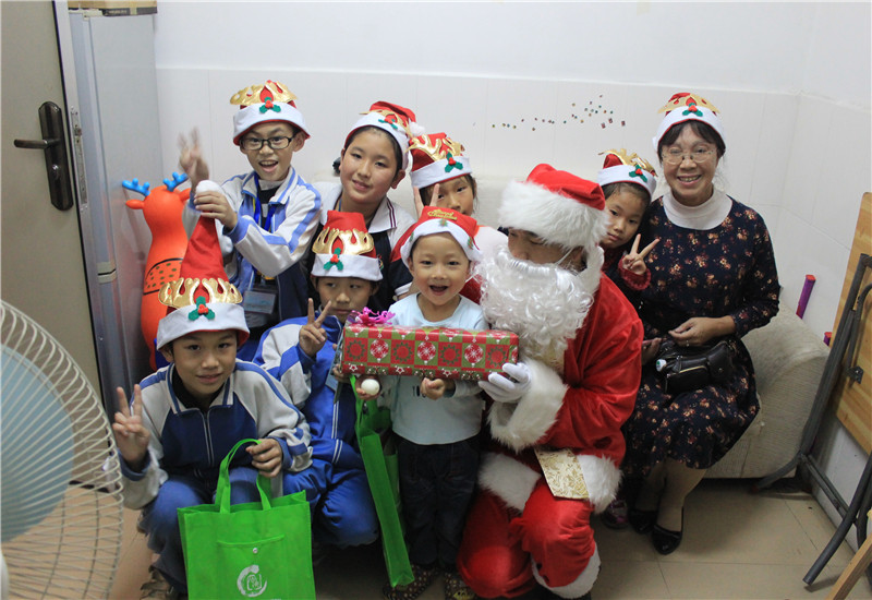 圣诞老人及小精灵与圣诞家庭合影.JPG