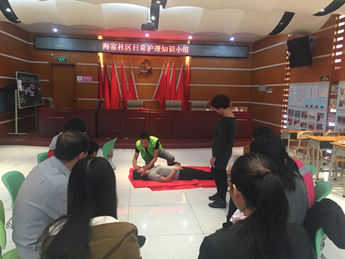 01.社工现场演示紧急救助的方法.JPG