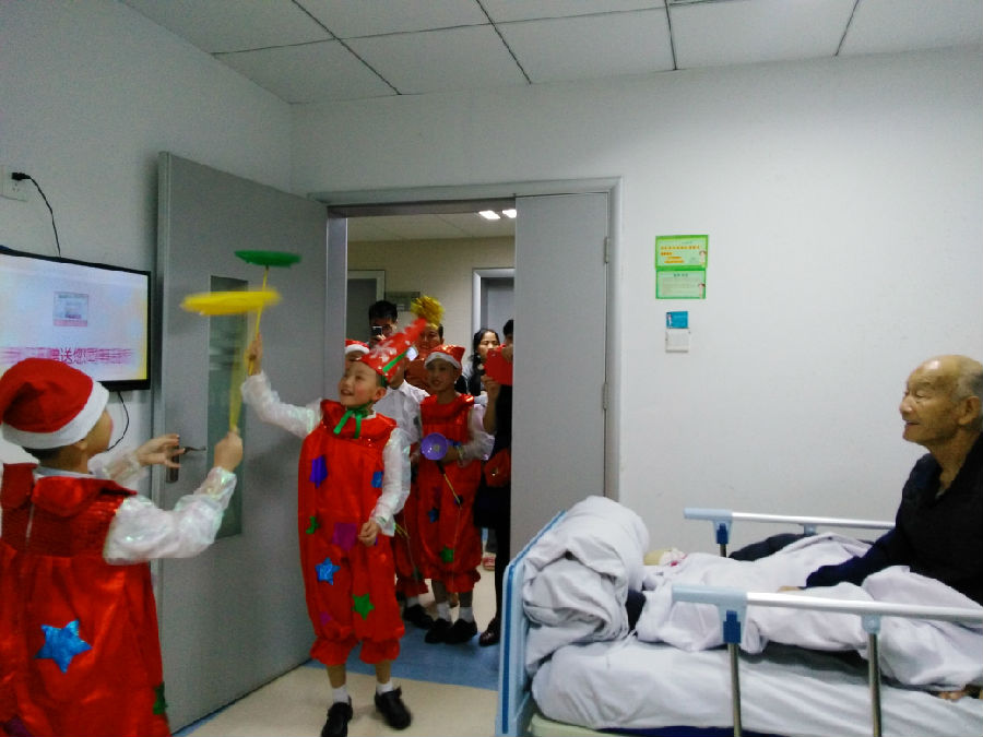 4.小朋友为不能下床的病人表演.jpg