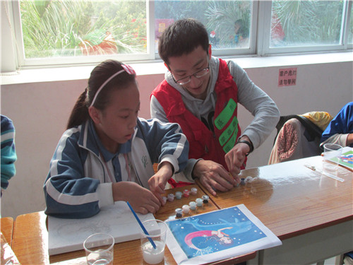 1.志愿者帮小朋友开颜料盒.jpg