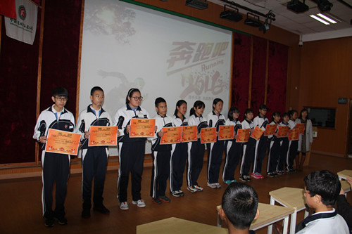1.学生干部代表颁奖并与领导合影.JPG