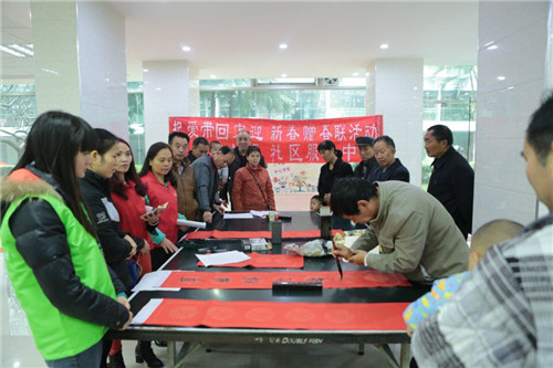 活动参与者围观姜老师写春联.jpg