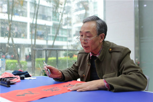 胡老师书写春联.jpg