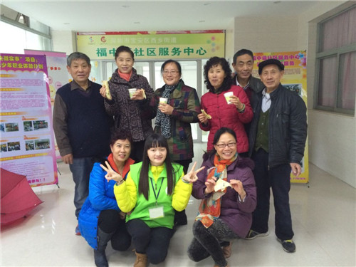 5.社工与组员合影.jpg