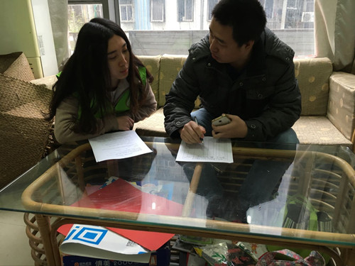 1.社工向居民讲述如何填表.jpg