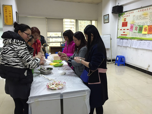3.来深建设者们一起包汤圆.jpg