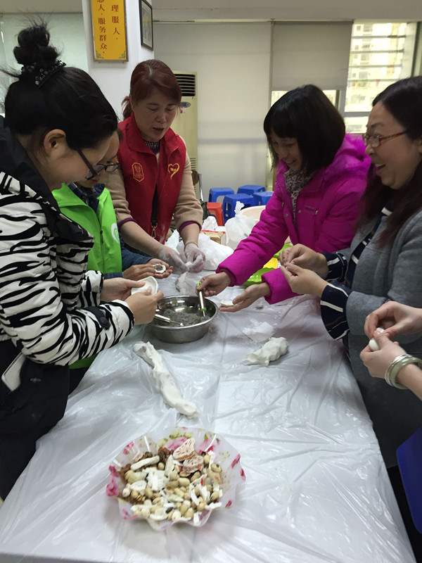 志愿者其乐融融包汤圆.jpg