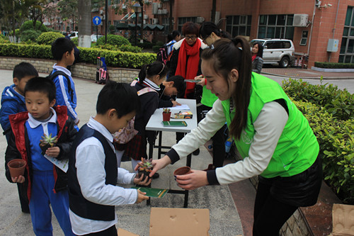2.社工为学生派发花苗.JPG