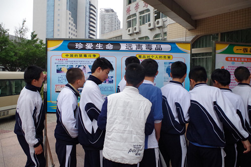 2.学生参观禁毒展板.JPG