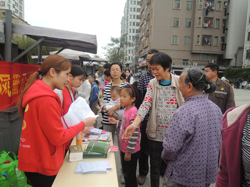 01.居民主动向社工拿宣传单页.jpg
