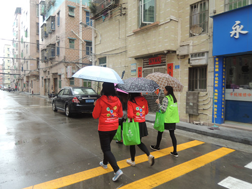 02.社工雨中探访.jpg
