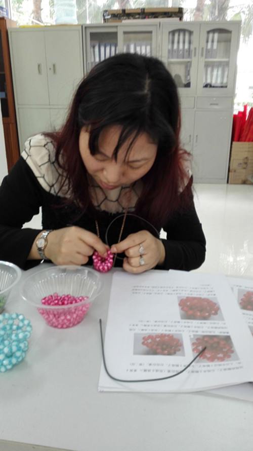 4.郑姐认真学习玫瑰花串珠活动.jpg
