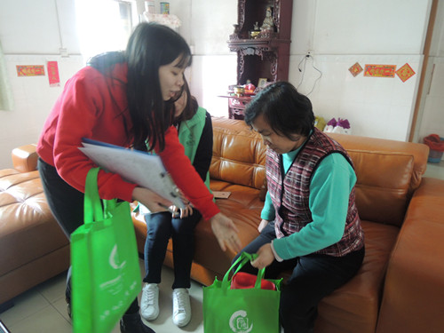 1.社工为服务对象送上礼品.jpg