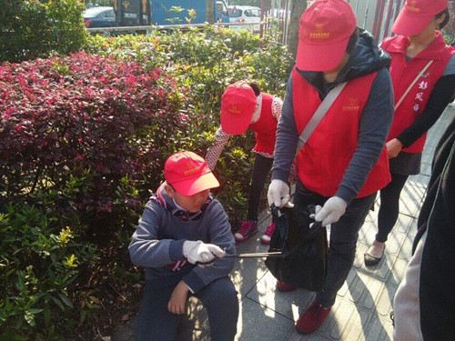 2.小小义工出份力.jpg