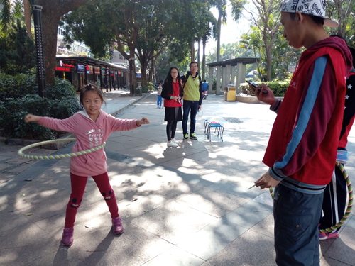 4.小朋友不亦乐乎的玩呼啦圈.jpg