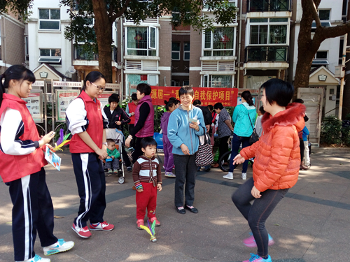 3.居民热情参与跳绳游戏.jpg