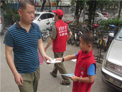 2、小义工在发放宣传单张.jpg