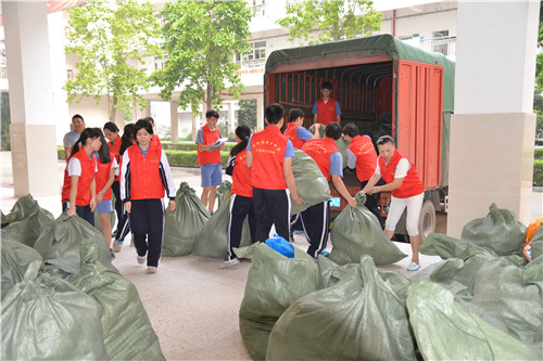 大榕树师生义工们奉献自己的休息娱乐时间帮忙整理衣物.JPG