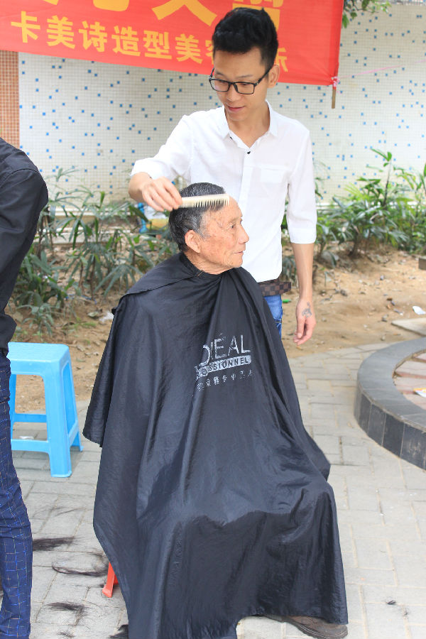 1.理发师帮刚理好发的爷爷整理发型.JPG