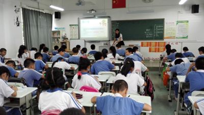 1.学生们认真的写自己所知道的性生理变化.jpg